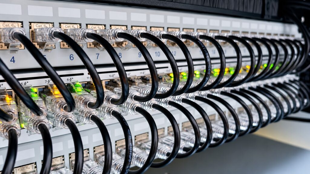 Patchfeld und Netzwerkverkabelung einer Kundeninstallation